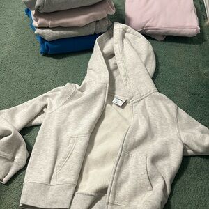 aritzia cloud white, size medium. GREAT condition, cropped zip up hoodie